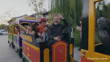 幸福的六口之家乘小火车游览公园
